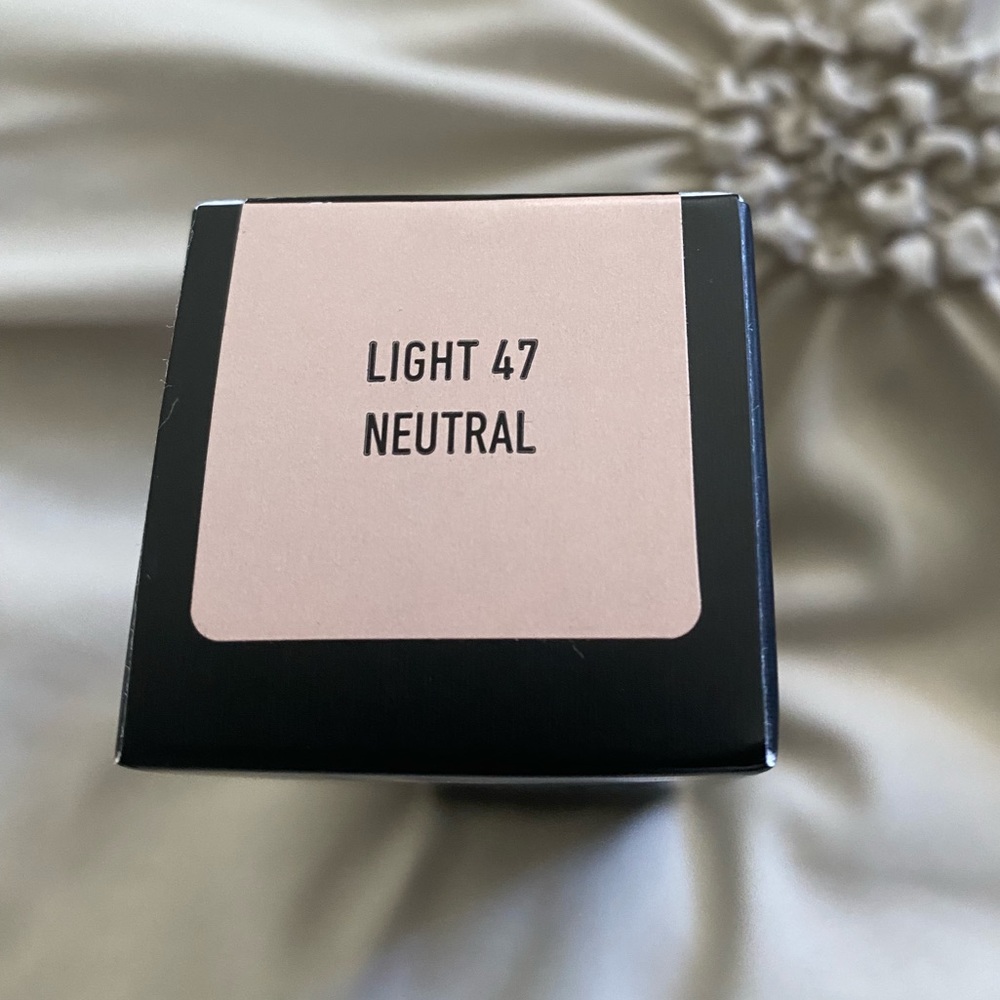 NWOT KVD Lock It Foundation in ‘light 47 neutral’